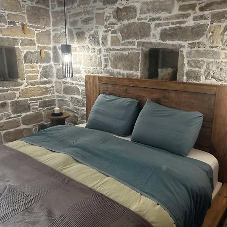 Petrino Minimal Nyaraló Dhendra